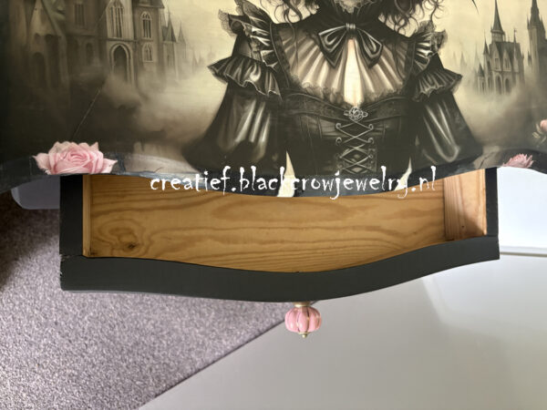 Hoge tafel met lade Gothic girl - Afbeelding 5